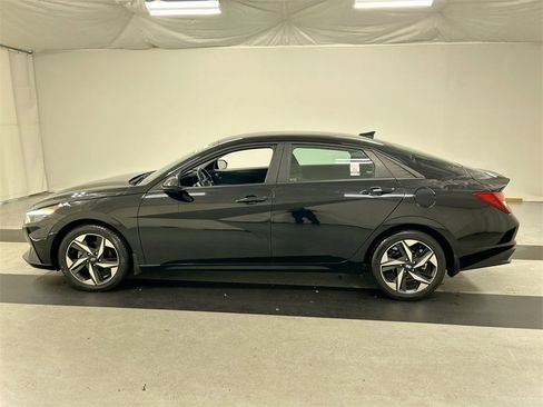 Used 2023 Hyundai Elantra SEL w/ Convenience Package image 6