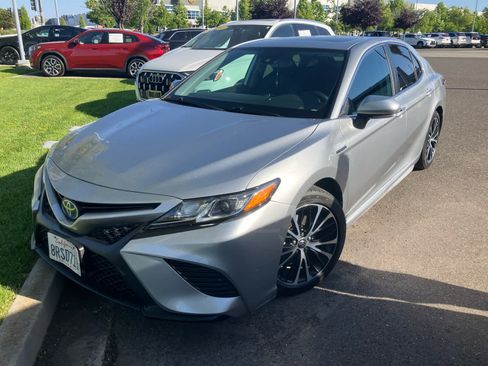 Used 2020 Toyota Camry SE w/ Sunroof Package FWD image 2