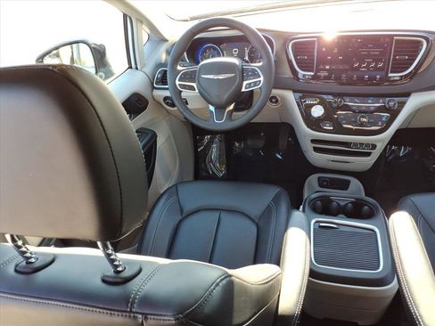 Used 2024 Chrysler Pacifica Touring-L image 11
