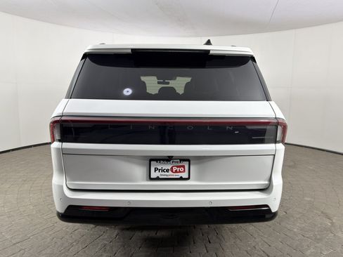 Used 2025 Lincoln Navigator L Reserve w/ Jet Appearance Package AWD/4WD image 5