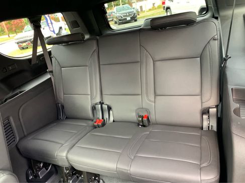 Used 2025 Chevrolet Suburban Z71 image 26