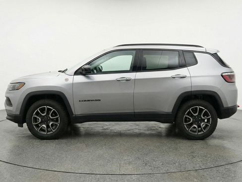 Used 2025 Jeep Compass Trailhawk image 5
