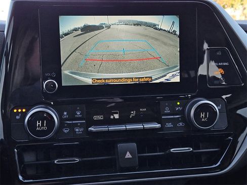 Certified 2023 Toyota Highlander XLE image 17