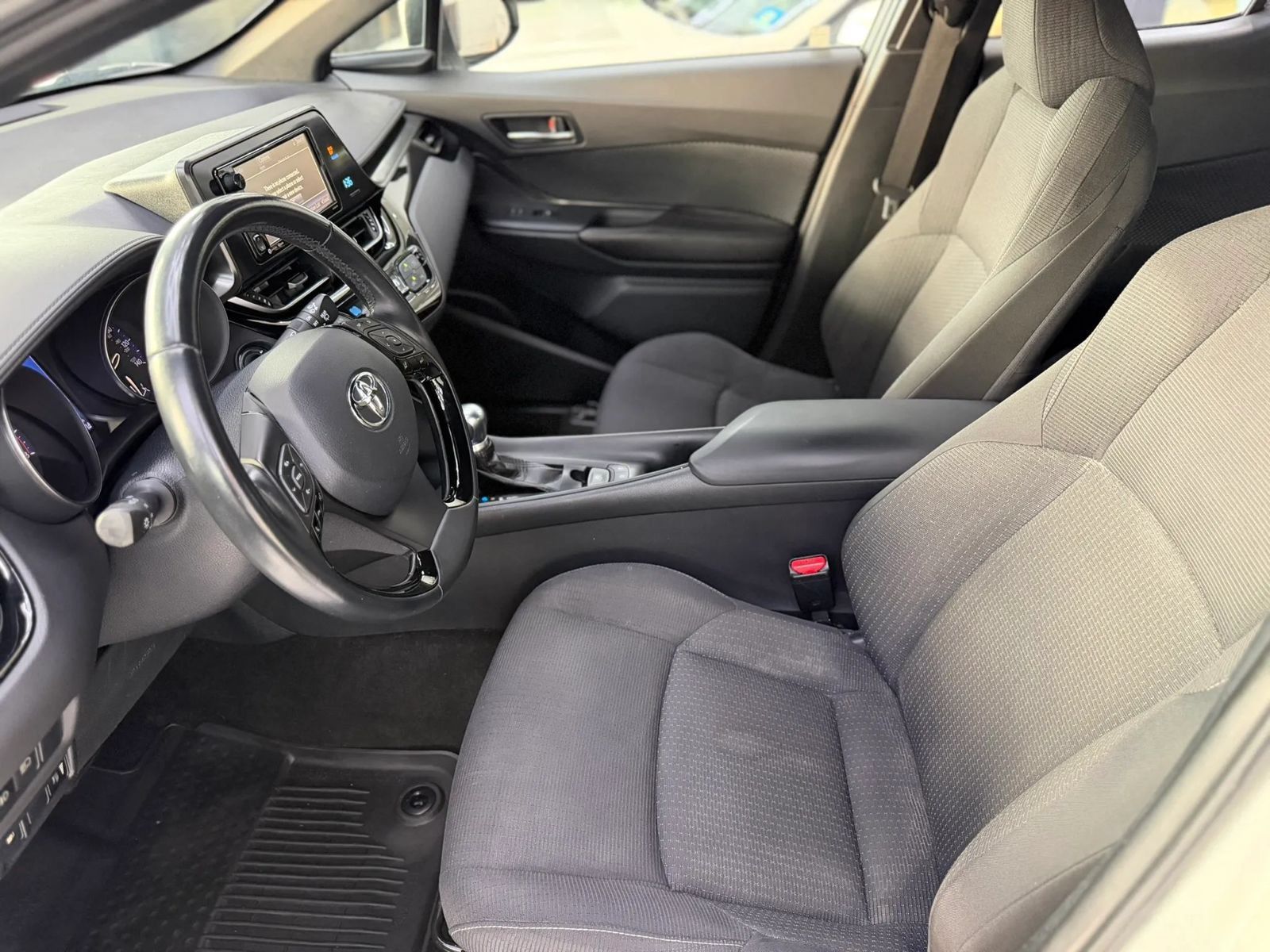 Used 2018 Toyota C-HR XLE FWD image 4