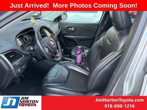Used 2019 Jeep Cherokee Latitude Plus w/ Cold Weather Group AWD/4WD image 9