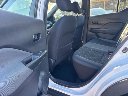 Used 2018 Nissan Kicks S image 17