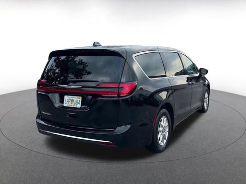 Used 2025 Chrysler Pacifica Select FWD image 11