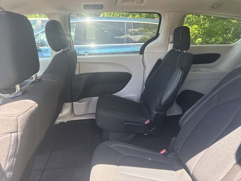 Used 2022 Chrysler Voyager LX FWD image 4