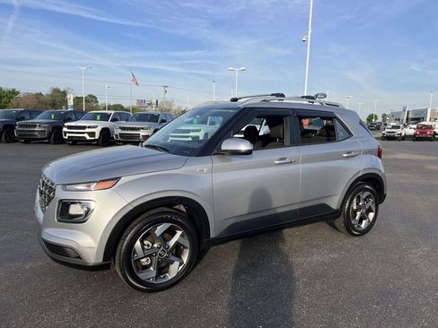 Used 2025 Hyundai Venue SEL FWD image 3