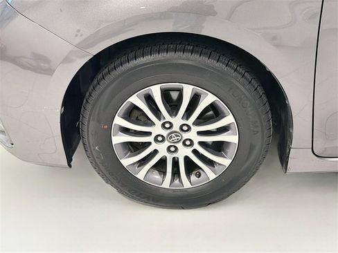 Used 2018 Toyota Sienna Limited image 26