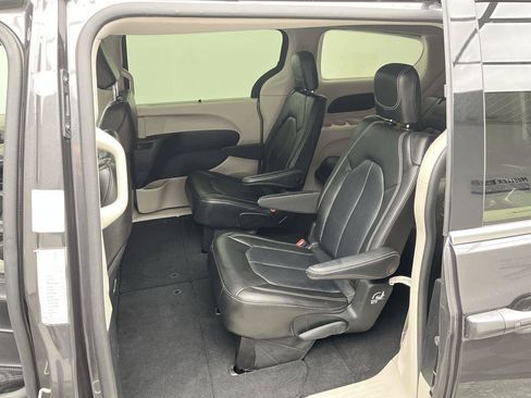 Used 2023 Chrysler Pacifica Touring-L FWD image 10