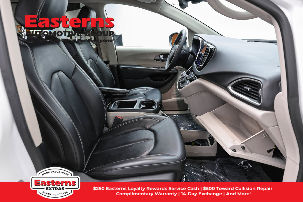 Used 2023 Chrysler Pacifica Touring-L FWD image 25