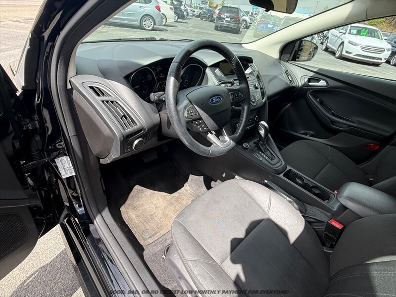 Used 2016 Ford Focus SE w/ SE Sport Package FWD image 9