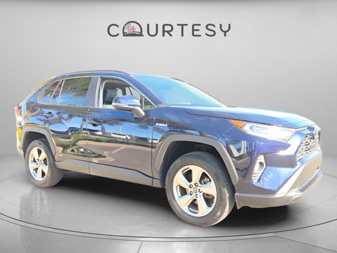 Certified 2021 Toyota RAV4 XLE Premium image 7
