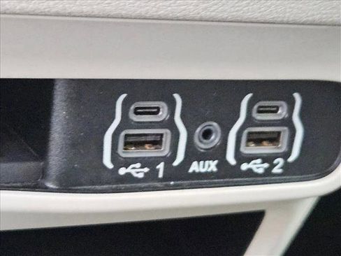 Used 2023 Chrysler Pacifica Touring-L FWD image 19