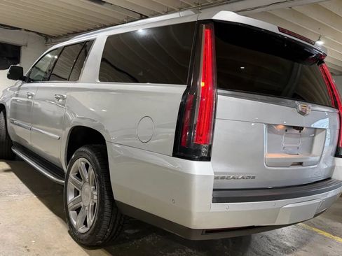 Used 2017 Cadillac Escalade ESV Luxury AWD/4WD image 3