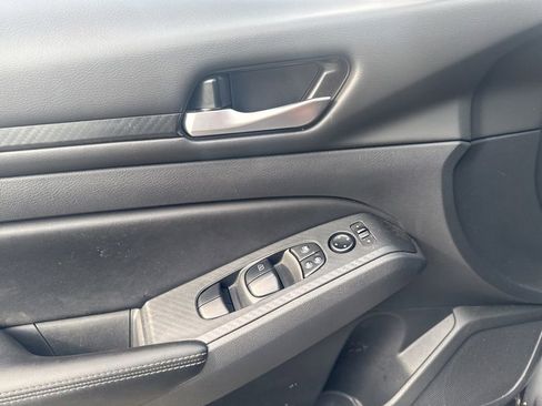 Used 2025 Nissan Altima 2.5 SV FWD image 19