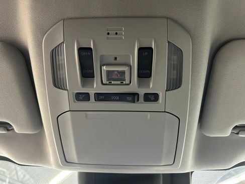 Used 2021 Toyota Highlander XLE FWD image 22