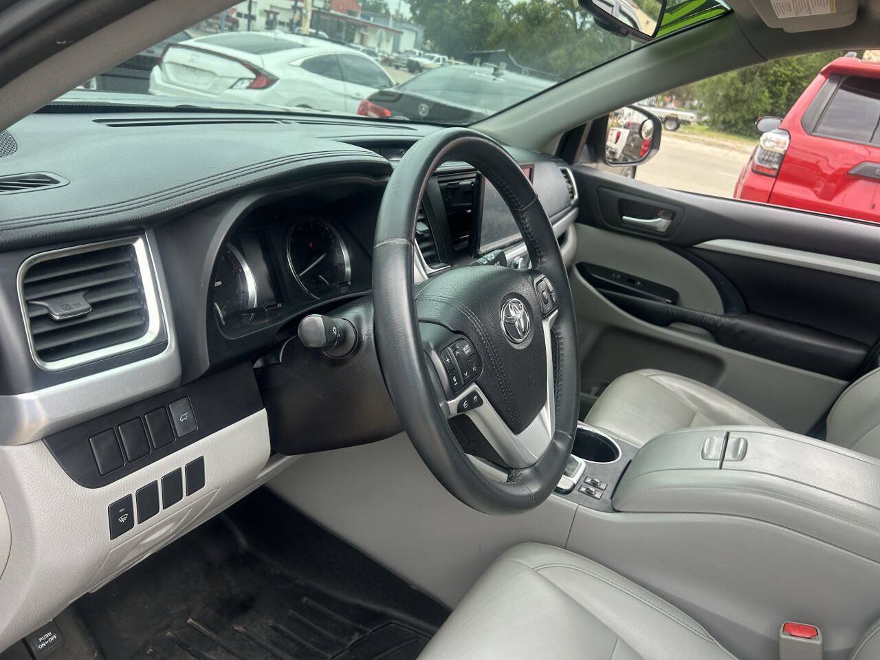 Used 2016 Toyota Highlander XLE AWD/4WD image 12
