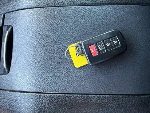 Used 2019 Toyota Highlander XLE AWD/4WD image 46