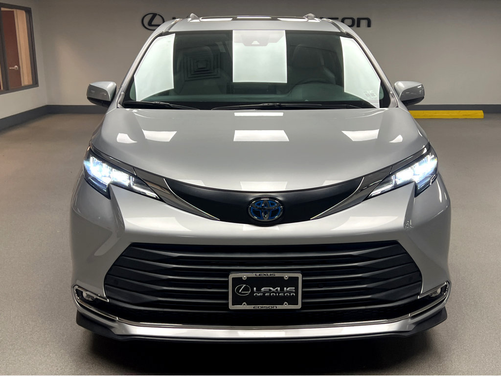 Used 2022 Toyota Sienna XLE AWD/4WD image 2
