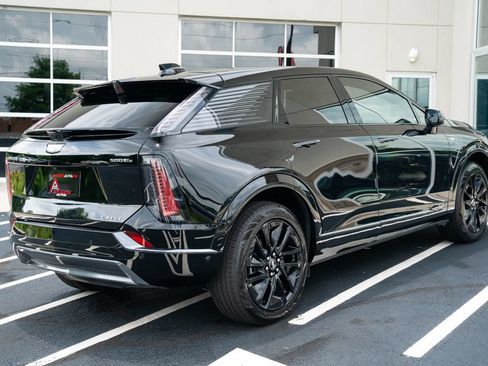Used 2025 Cadillac Optiq Sport 1 w/ LPO, ONYX Package AWD/4WD image 11