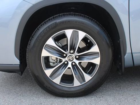Used 2023 Toyota Highlander XLE AWD/4WD image 33