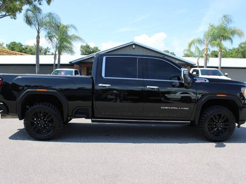 Used 2021 GMC Sierra 2500 Denali w/ Denali Black Diamond Edition AWD/4WD image 9