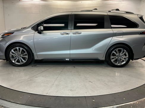 Used 2024 Toyota Sienna Platinum FWD image 2