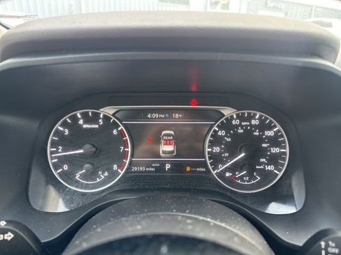 Used 2023 Nissan Rogue SV image 2