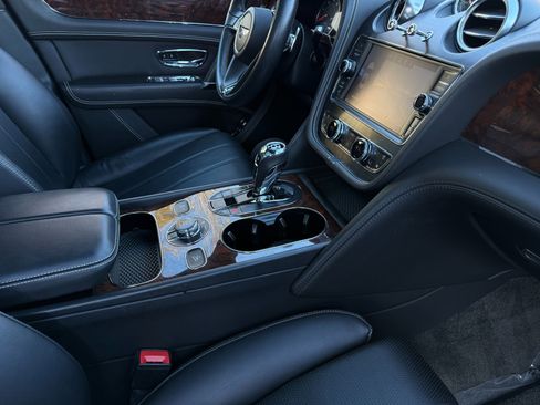 Used 2018 Bentley Bentayga image 19