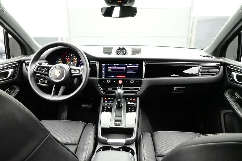 Certified 2025 Porsche Macan AWD/4WD image 20