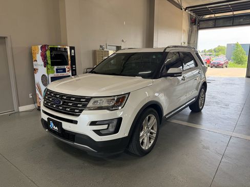Used 2017 Ford Explorer Limited w/ Equipment Group 301A AWD/4WD image 2