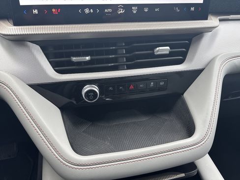 Used 2025 Ford Explorer Active w/ Active Comfort Package image 25