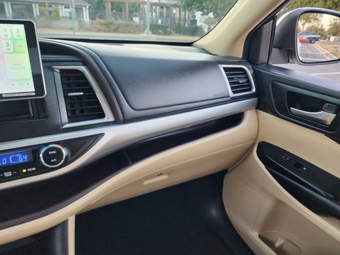 Used 2018 Toyota Highlander XLE image 29