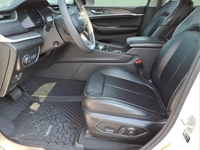 Used 2024 Jeep Grand Cherokee Limited w/ Luxury Tech Group II AWD/4WD image 15