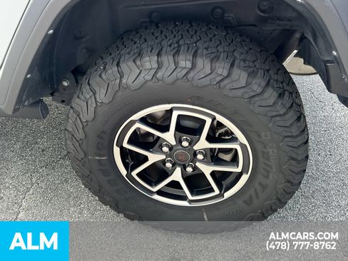 Used 2025 Jeep Wrangler Unlimited Rubicon AWD/4WD image 23