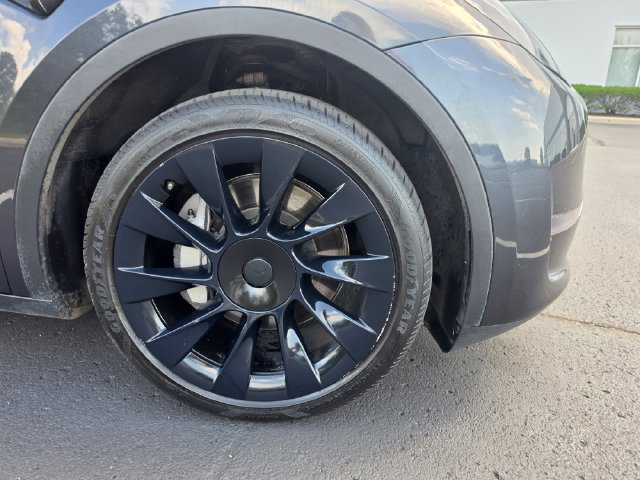 Used 2024 Tesla Model Y 2WD image 2