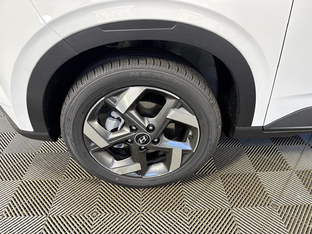 Used 2025 Hyundai Venue SEL FWD image 4