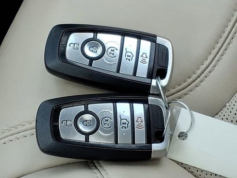 Used 2020 Ford Explorer Platinum w/ Premium Technology Package AWD/4WD image 32