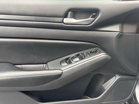 Used 2025 Nissan Altima 2.5 SV FWD image 13