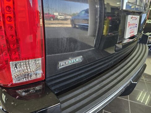 Used 2011 Cadillac Escalade ESV Luxury image 41