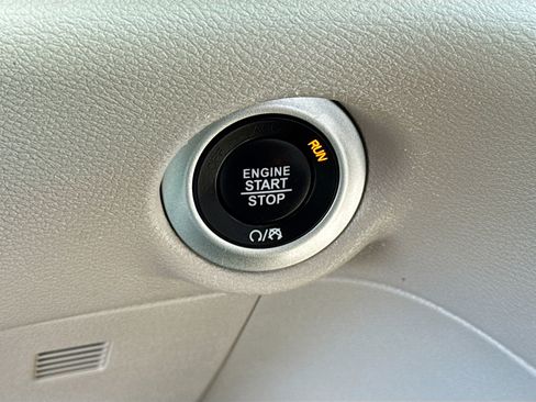 Used 2024 Chrysler Pacifica Touring-L image 10