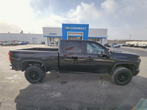 Used 2025 Chevrolet Silverado 2500 ZR2 w/ Technology Package image 6