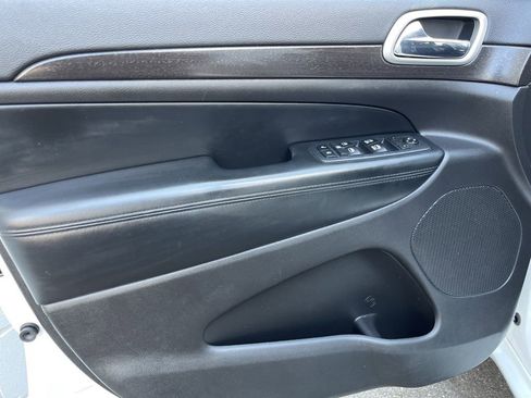 Used 2018 Jeep Grand Cherokee Altitude image 24