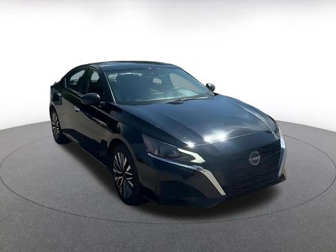 Used 2025 Nissan Altima 2.5 SV FWD image 3