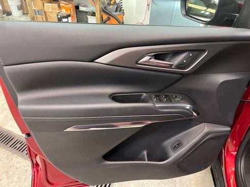 Used 2025 Chevrolet Traverse LT w/ Midnight/Sport Edition FWD image 16