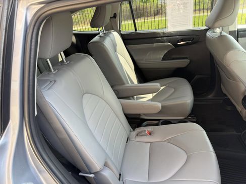 Used 2022 Toyota Highlander XLE image 18