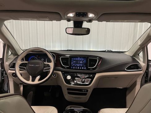 Used 2020 Chrysler Pacifica Limited FWD image 29