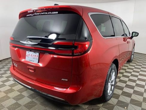 New 2026 Chrysler Pacifica Select image 2